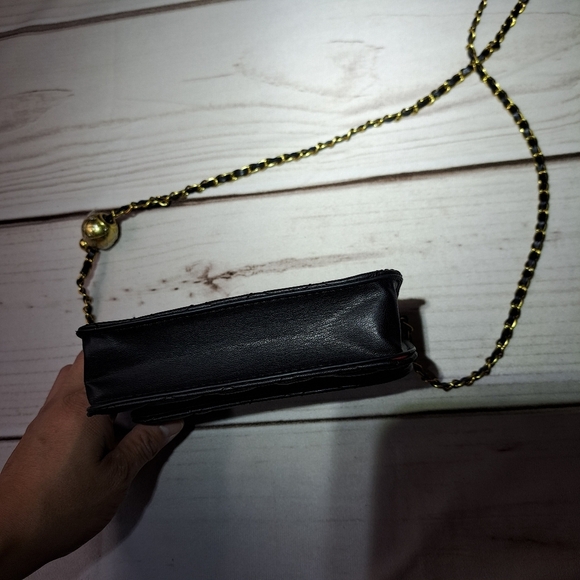 Black Quilted Chain Shoulder Bag - Picture 8 of 11